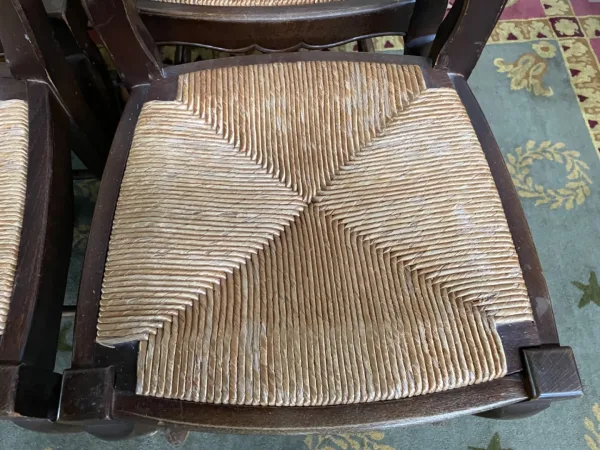 Suite de 8 chaises rustiques paillées