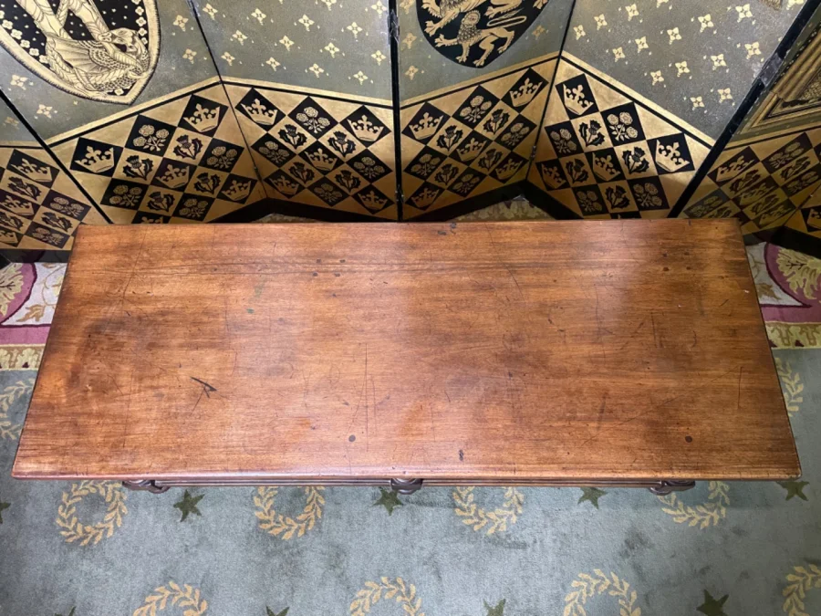 Table basse en acajou style Louis XIII