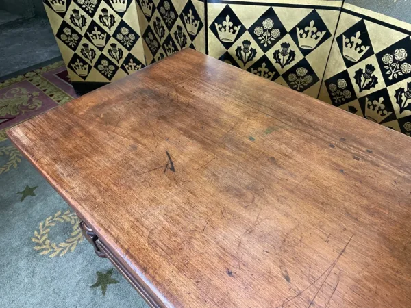 Table basse en acajou style Louis XIII