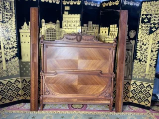 Lit de style Louis XVI en noyer