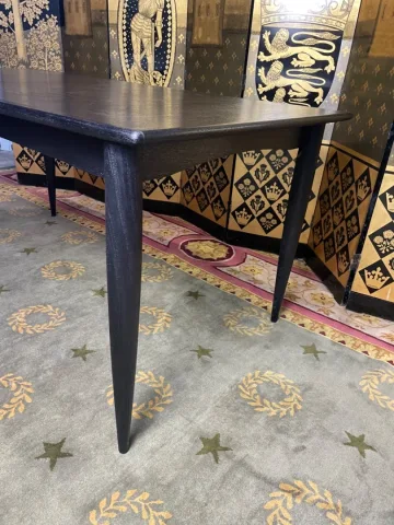 SCANINAVIAN TABLE