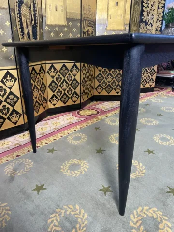 SCANINAVIAN TABLE