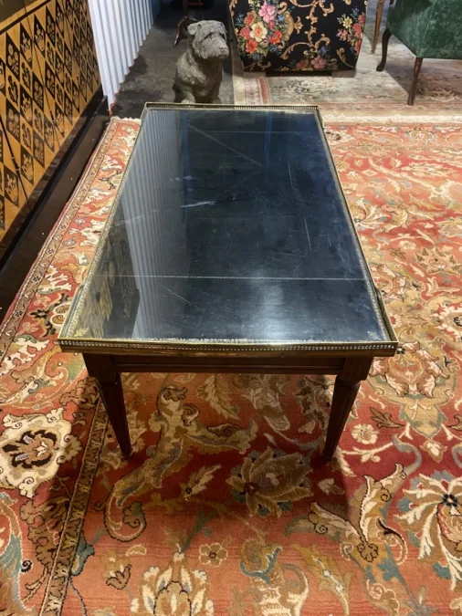 Couchtisch im Louis XVI-Stil