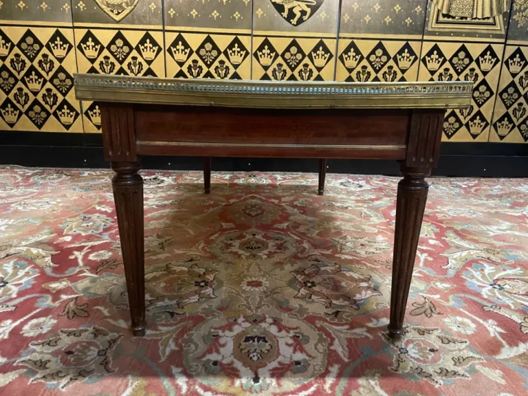 Table basse de style Louis XVI