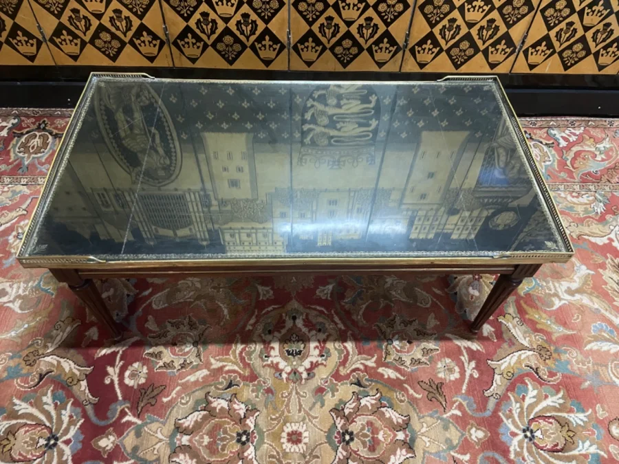 Couchtisch im Louis XVI-Stil