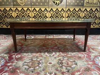 Couchtisch im Louis XVI-Stil