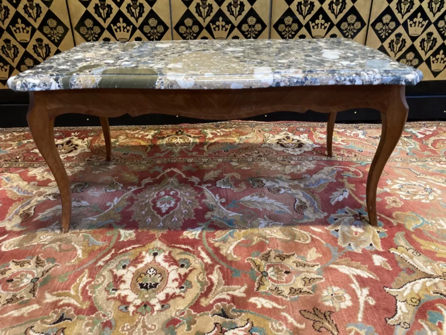 Couchtisch im Louis-XV-Stil