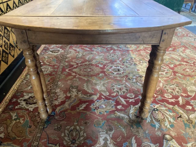 Table de ferme ancienne  en noyer .