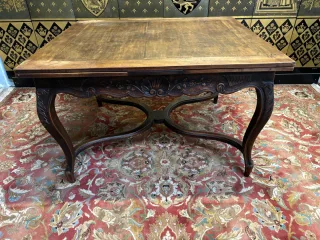 TISCH IM FRANZÖSISCHEN REGENCY-STIL