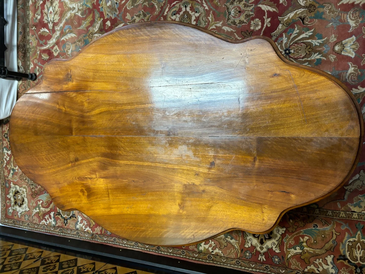 Guéridon violonné en noyer