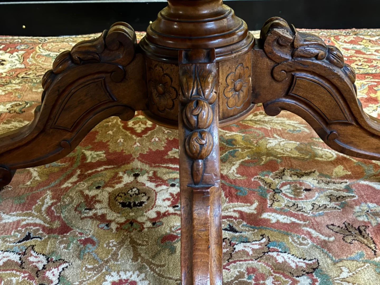 Guéridon violonné en noyer