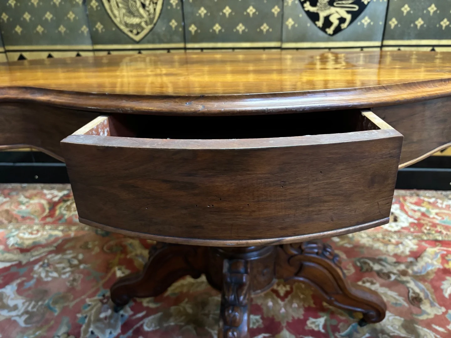Guéridon violonné en noyer