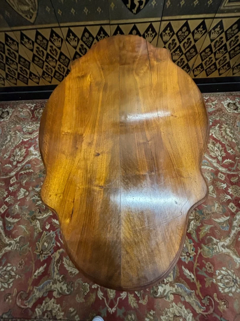 Guéridon violonné en noyer
