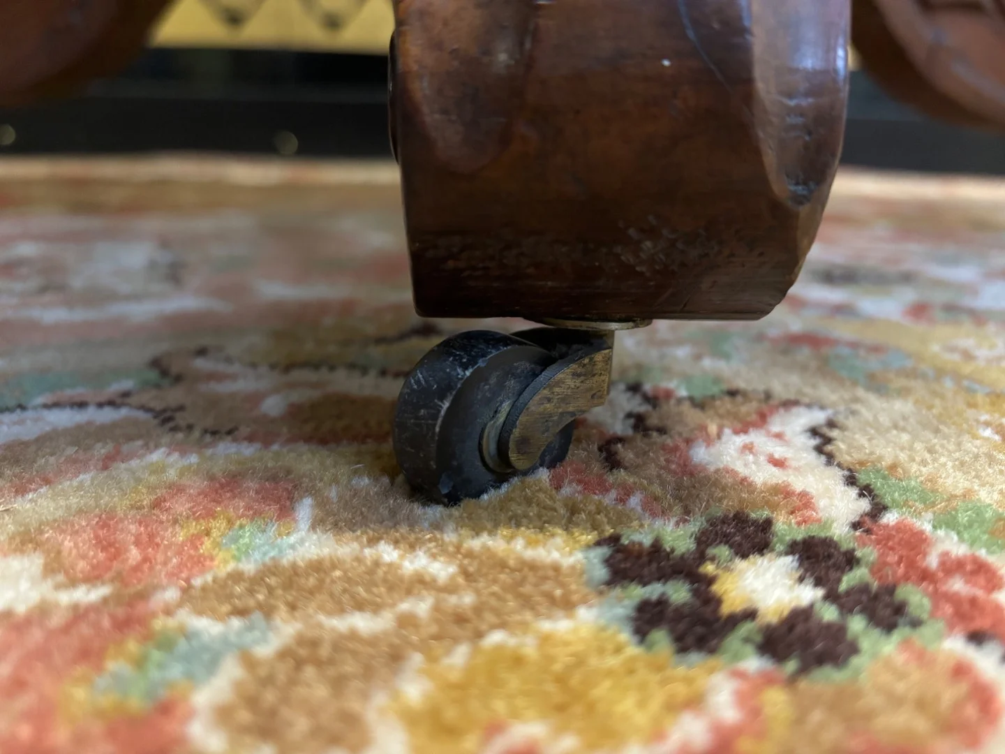 Guéridon violonné en noyer