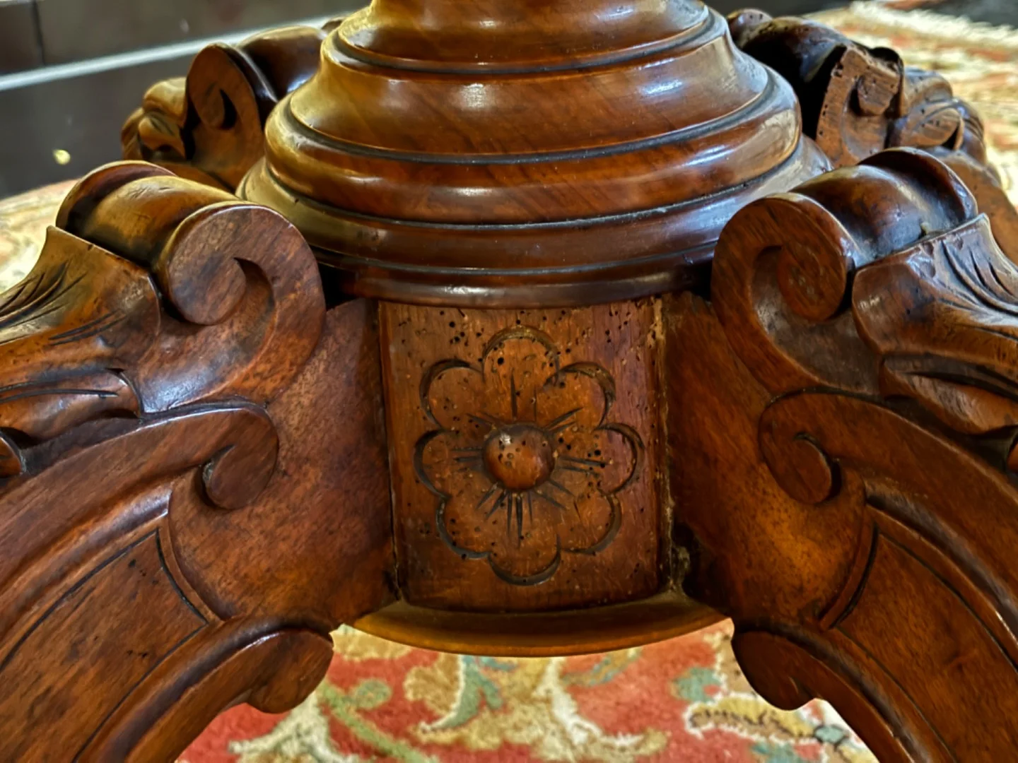 Guéridon violonné en noyer