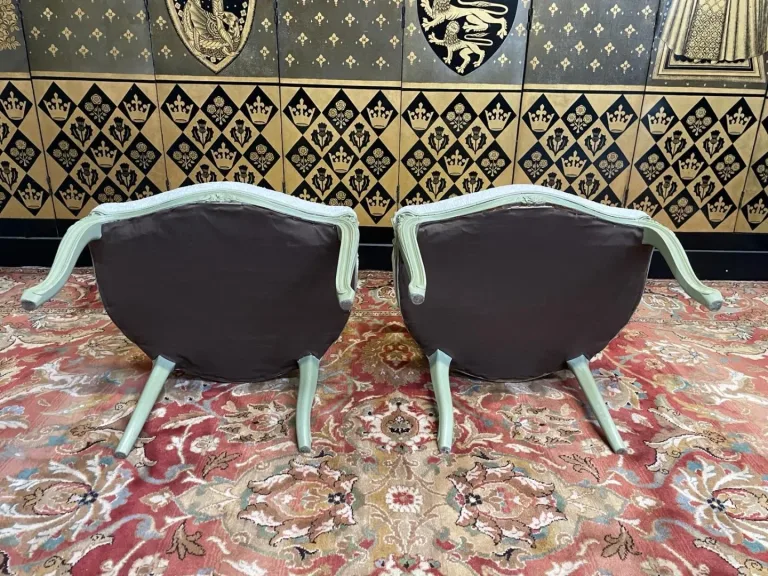 Paire de cabriolets de style  Louis  XV restaurés