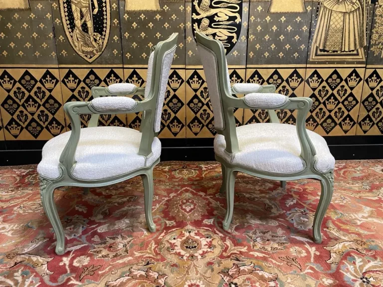 Paire de cabriolets de style  Louis  XV restaurés