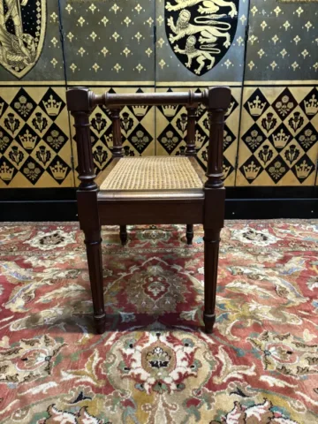 Petite banquette cannée de style Louis XVI