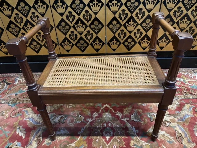 Petite banquette cannée de style Louis XVI