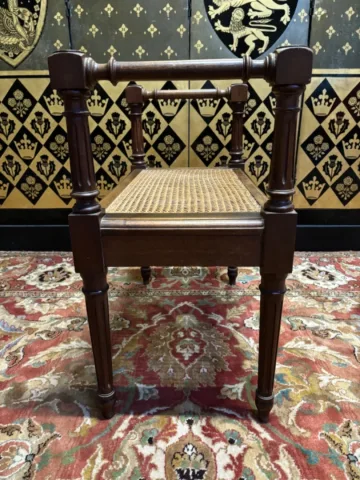 Petite banquette cannée de style Louis XVI