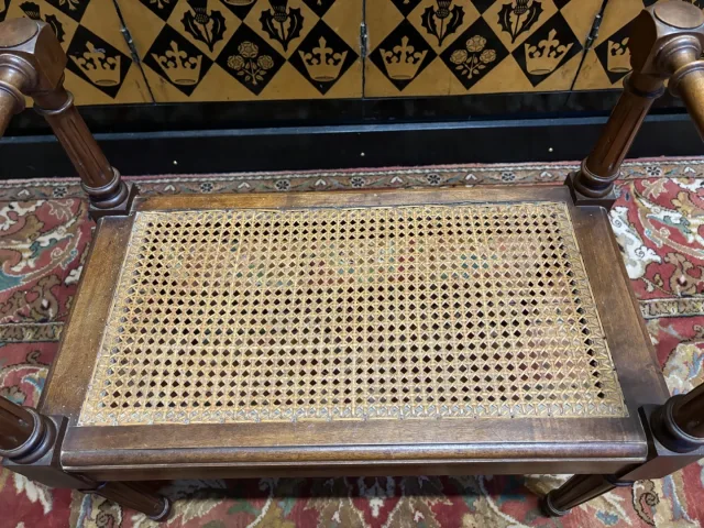 Petite banquette cannée de style Louis XVI