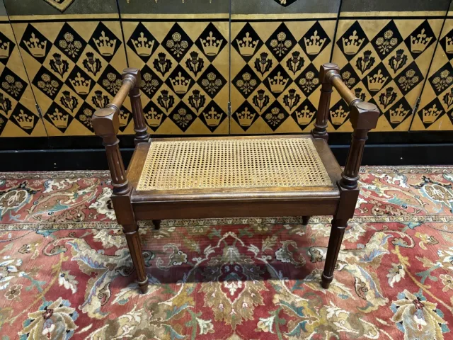 Petite banquette cannée de style Louis XVI