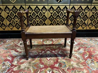 Petite banquette cannée de style Louis XVI