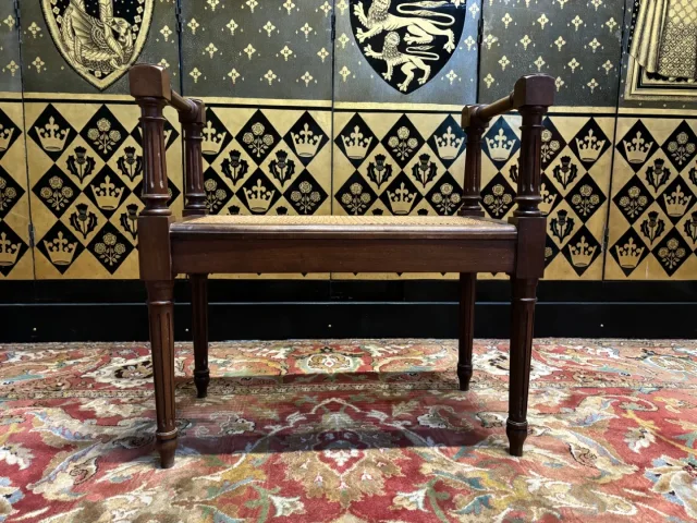 Petite banquette cannée de style Louis XVI