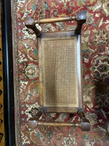 Petite banquette cannée de style Louis XVI