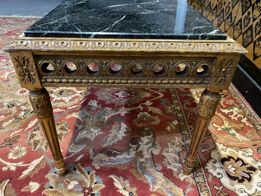 Couchtisch im Louis XVI-Stil
