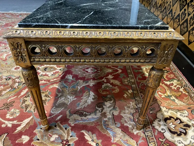 Table basse style Louis XVI dorée et marbre