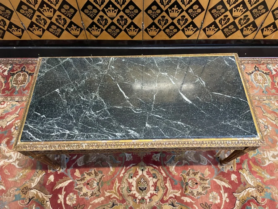 Couchtisch im Louis XVI-Stil
