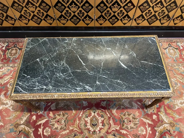 Table basse style Louis XVI dorée et marbre