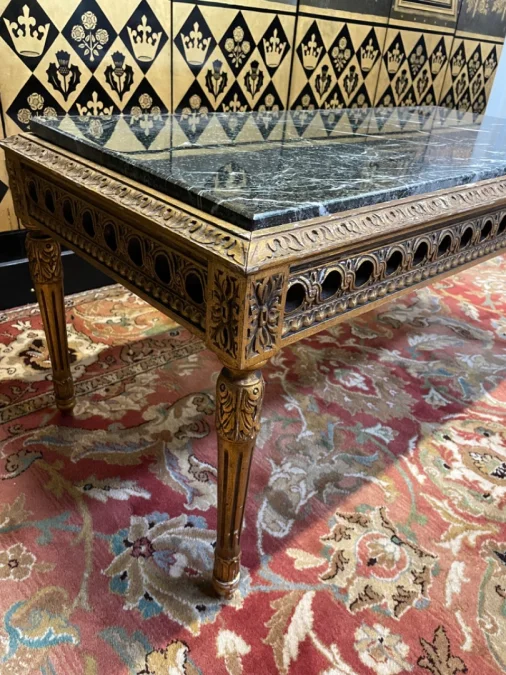 Couchtisch im Louis XVI-Stil