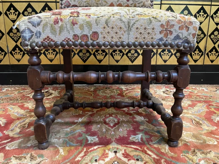 Suite de 6 chaises Louis XIII