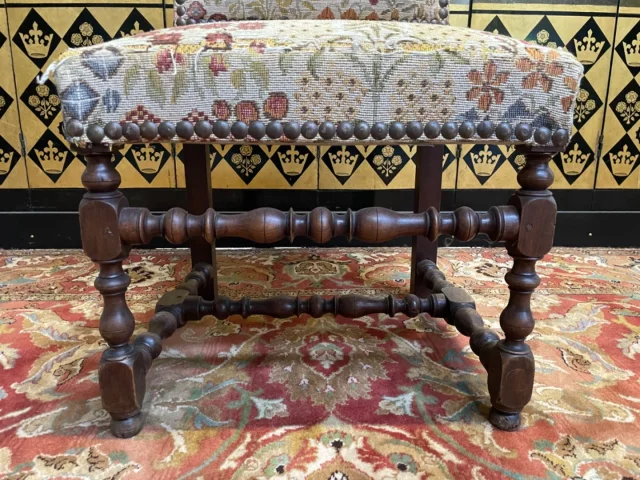 Suite de 6 chaises Louis XIII