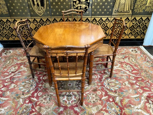 Table et chaises en bambou