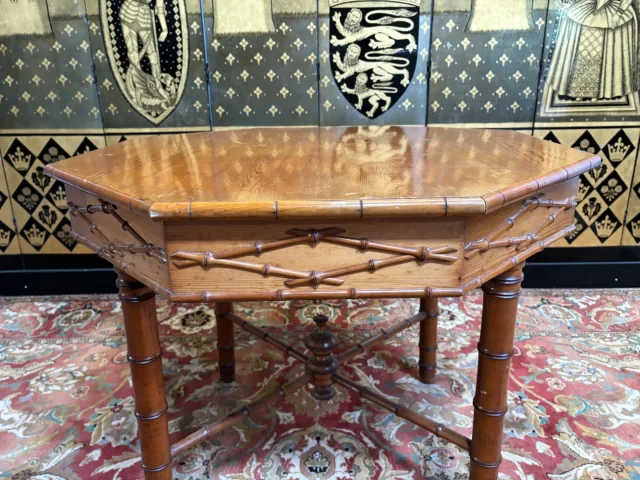 Table et chaises en bambou