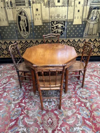 Table et chaises en bambou