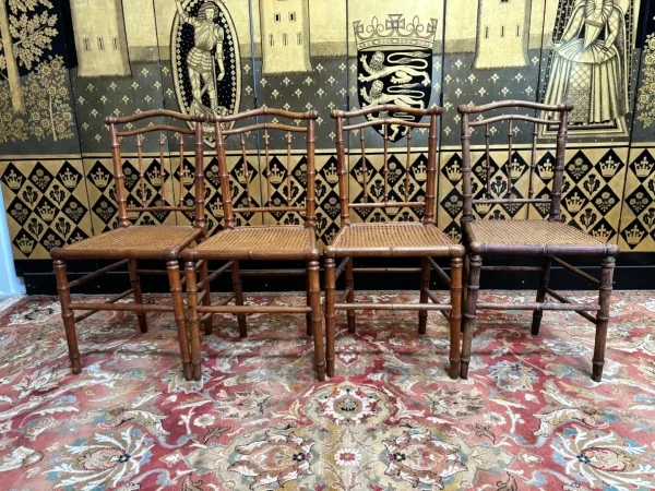 Table et chaises en bambou