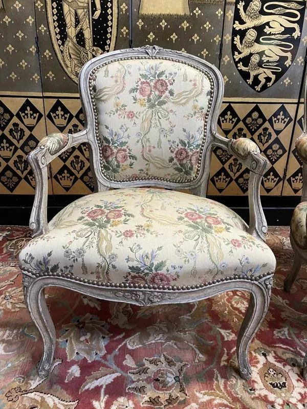 Paire de fauteuils cabriolets de style Louis XV