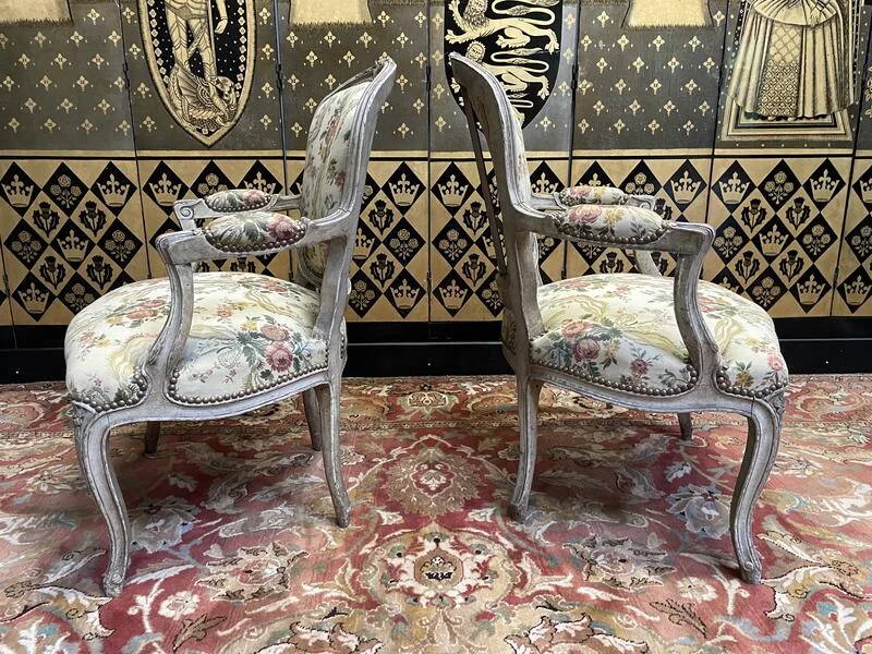 Paire de fauteuils cabriolets de style Louis XV