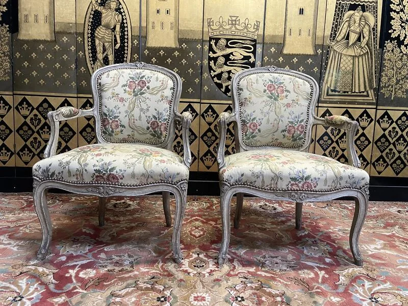 Paire de fauteuils cabriolets de style Louis XV
