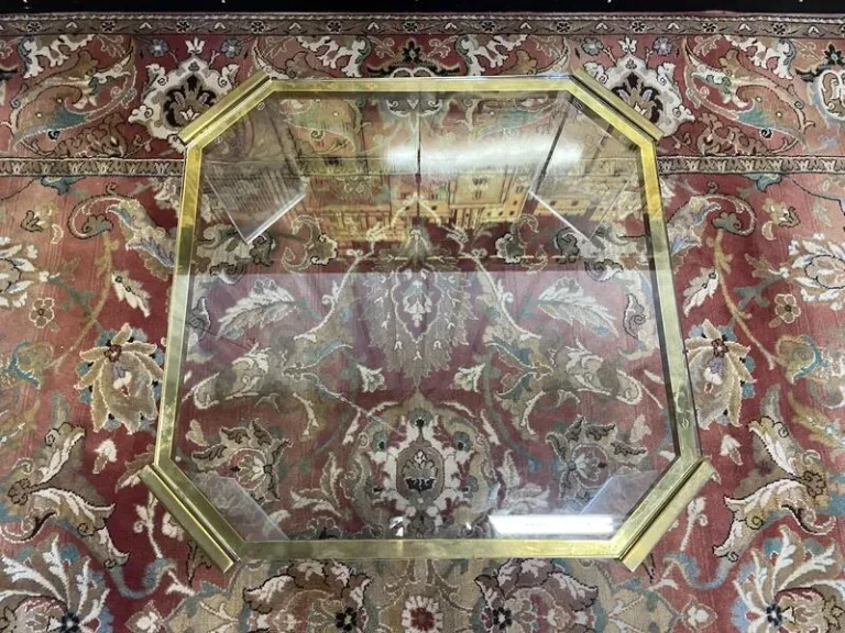 Table basse en plexiglas et laiton