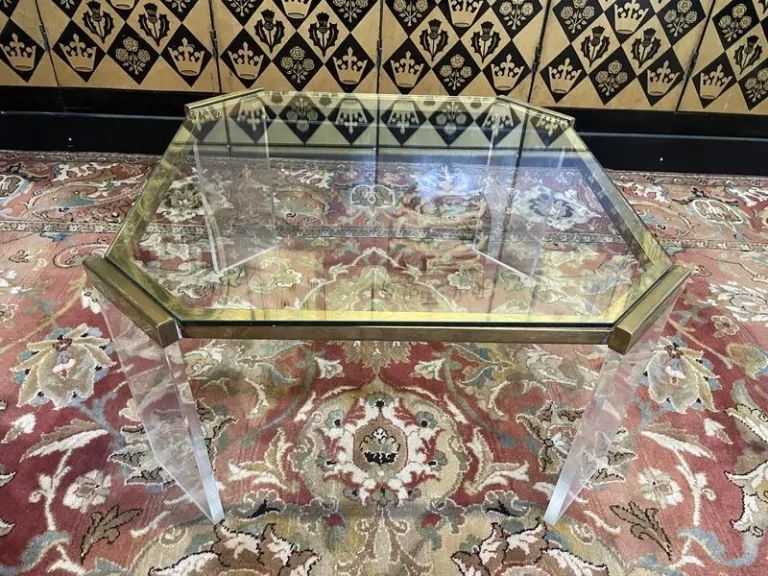 Table basse en plexiglas et laiton