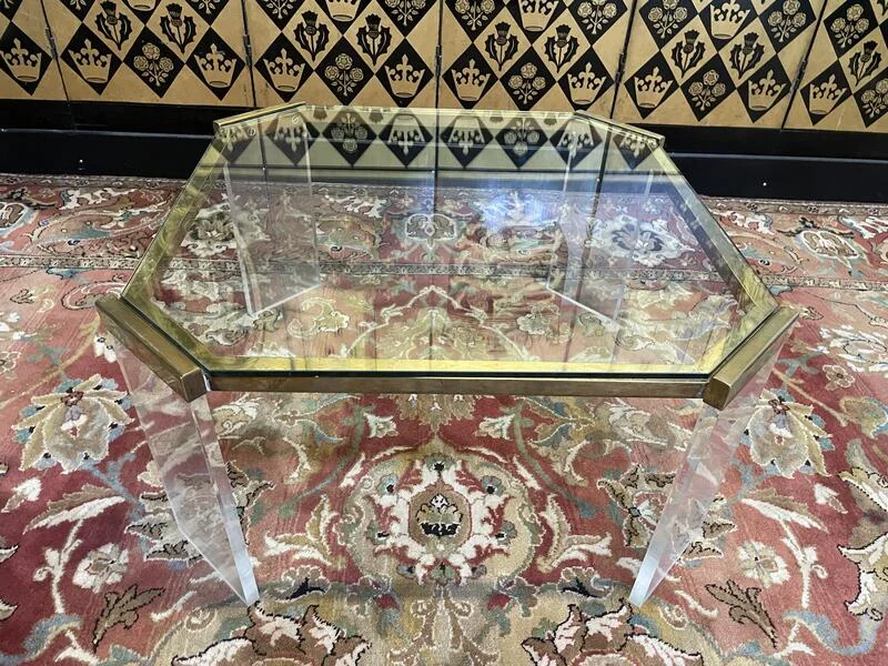 Table basse en plexiglas et laiton