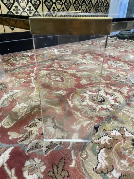 Table basse en plexiglas et laiton