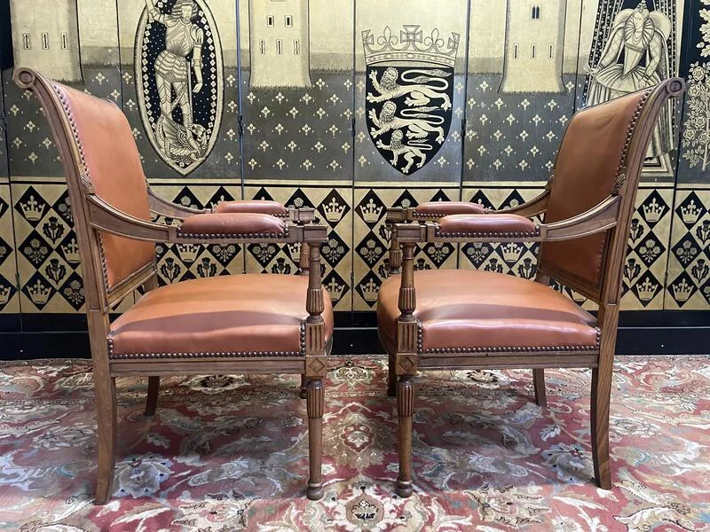 Paire de fauteuils de style Louis XVI en cuir