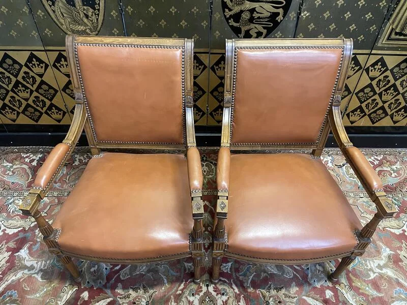 Paire de fauteuils de style Louis XVI en cuir