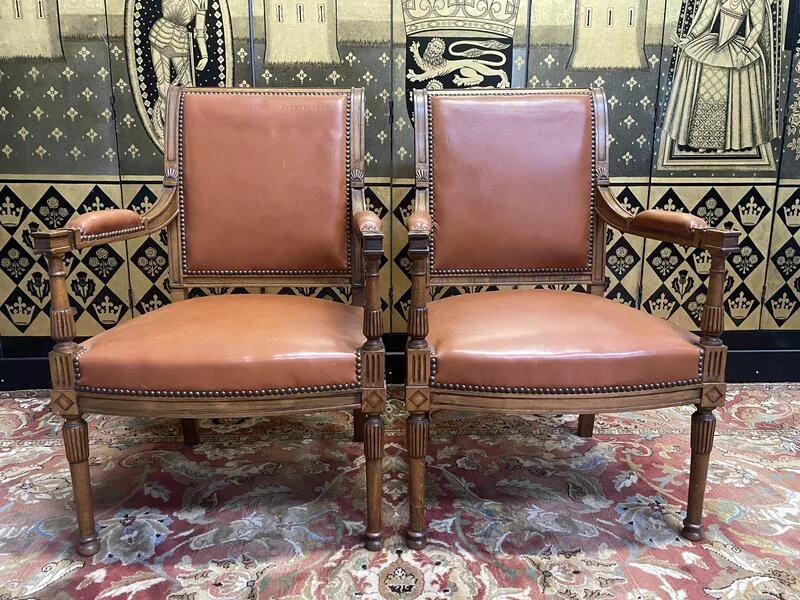 Paire de fauteuils de style Louis XVI en cuir